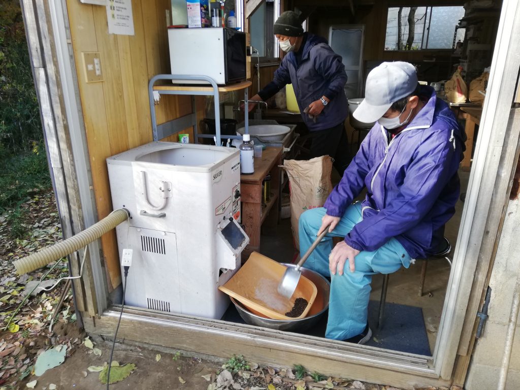 脱穀した蕎麦の不純物を取除きます