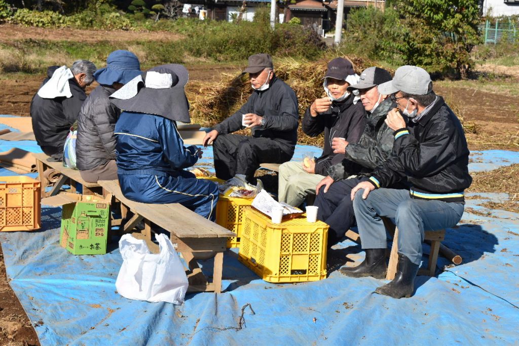 作業の合間に一休み。よもやま話に花が咲きます。