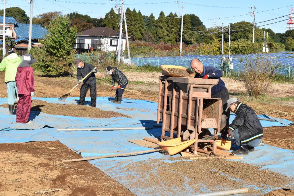 唐箕（とうみ）で蕎麦の実と異物を選別します。