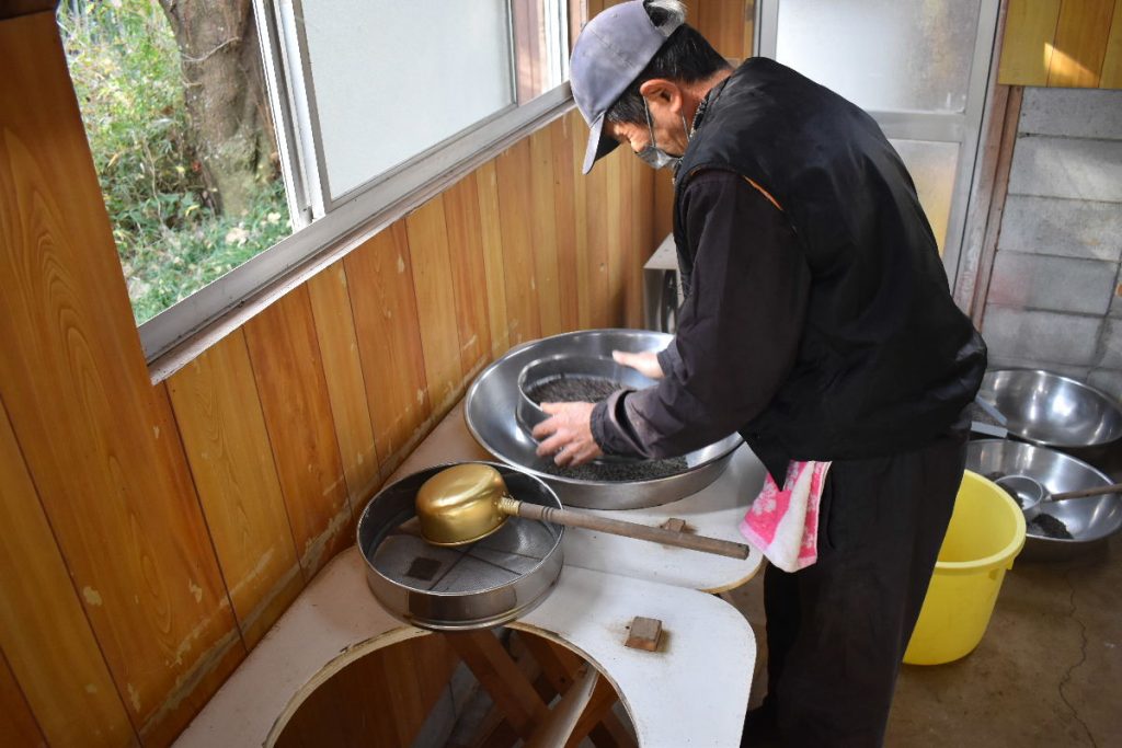 ふるいで蕎麦殻を取り除く