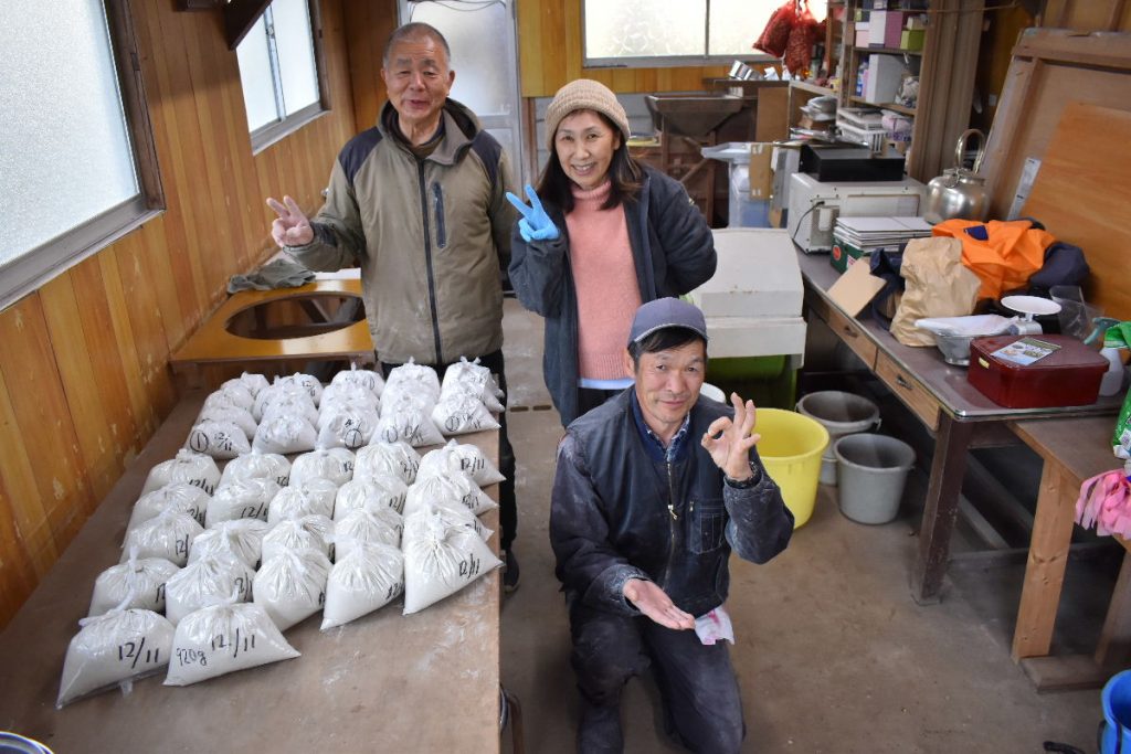 よく頑張った。前列は２番粉(800g×22)、後列が１番粉(500g×19)。１番粉は打ち粉に使う。